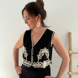 Wunderschönes Set aus einer locker fallenden Hose und einer kurzen Weste. In schwarz mit beiger Blumen Stickerei im unteren Bereich der Weste und der Hose sorgt dieses Set garantiert für besondere Eleganz.