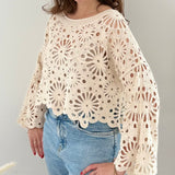 Kurzpullover mit verspieltem Blumenmuster in Häkeloptik. Die langen Schlagärmel runden den Boho Look perfekt ab. Der Pulli ist beige.