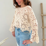 Kurzpullover mit verspieltem Blumenmuster in Häkeloptik. Die langen Schlagärmel runden den Boho Look perfekt ab. Der Pulli ist beige.