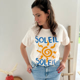 Oversize T-Shirt in weiß mit blauem Soleil Schriftzug und einer großen Sonnen Skizze in der Mitte