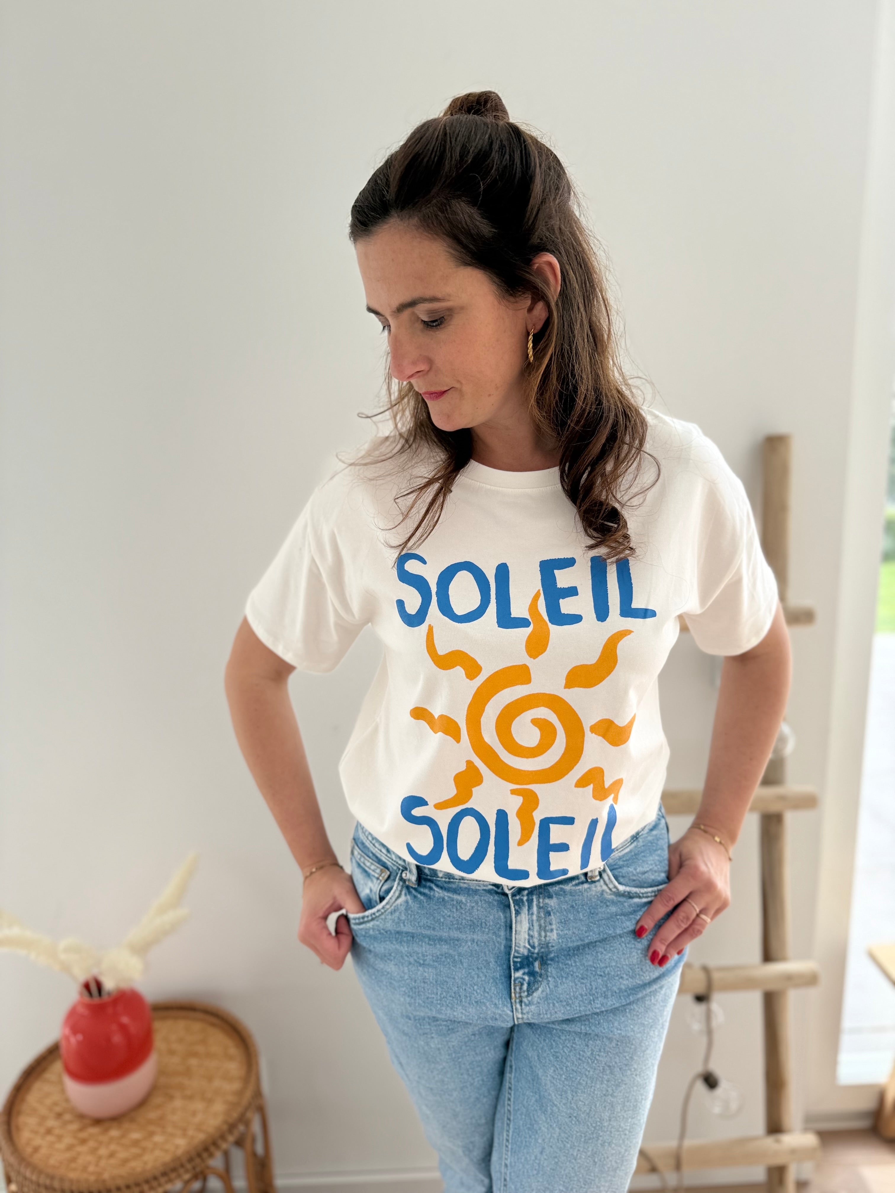Oversize T-Shirt in weiß mit blauem Soleil Schriftzug und einer großen Sonnen Skizze in der Mitte