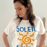 Oversize T-Shirt in weiß mit blauem Soleil Schriftzug und einer großen Sonnen Skizze in der Mitte