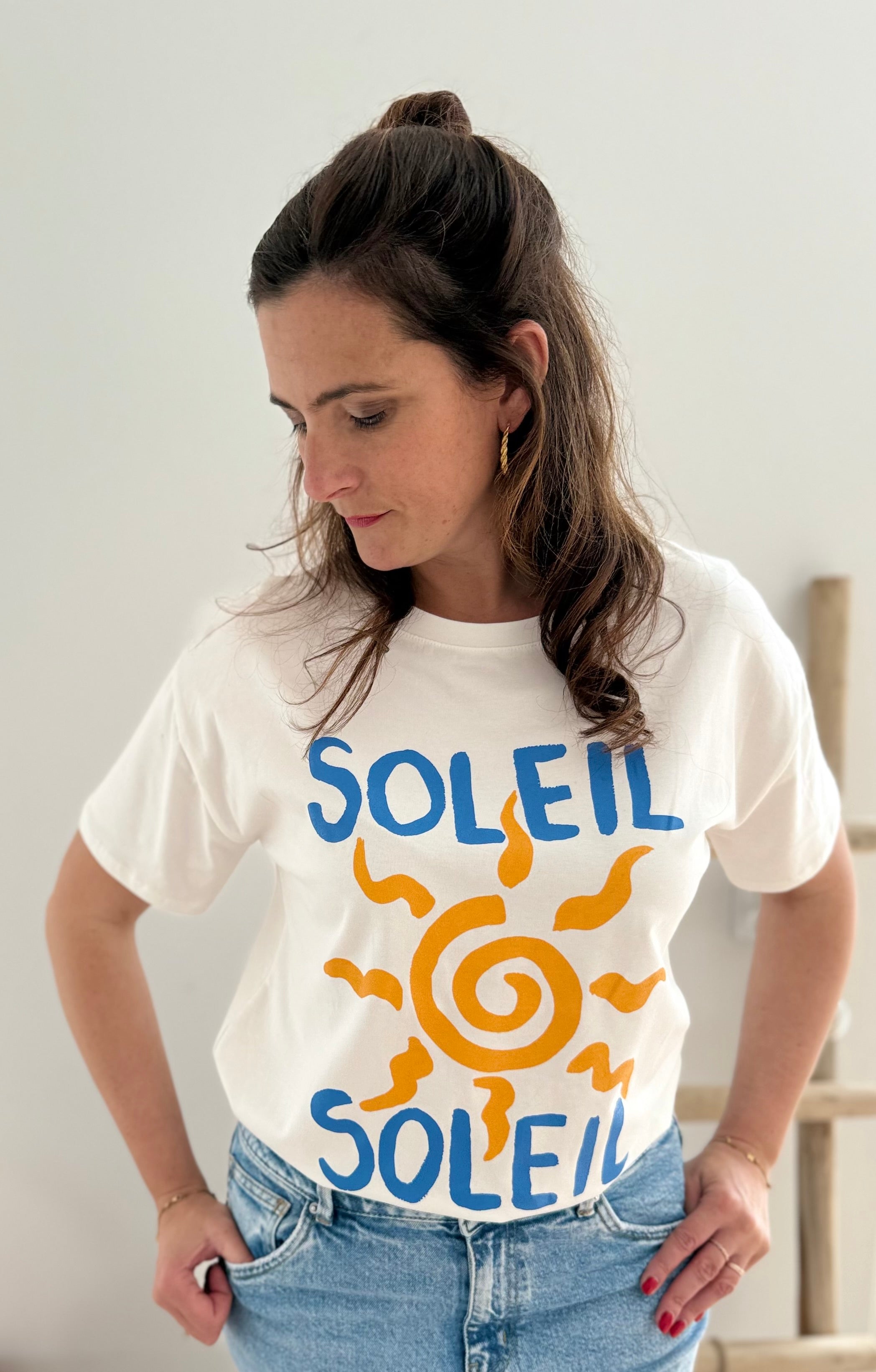 Oversize T-Shirt in weiß mit blauem Soleil Schriftzug und einer großen Sonnen Skizze in der Mitte