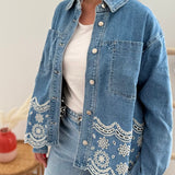 Verspielte blaue Jeansjacke im Oversize Look. Die wunderschöne weiße Lochstickerei mit Blumenmuster im unteren Bereich macht diese Jeansjacke zu einem ausgefallenen Lieblingsteil.