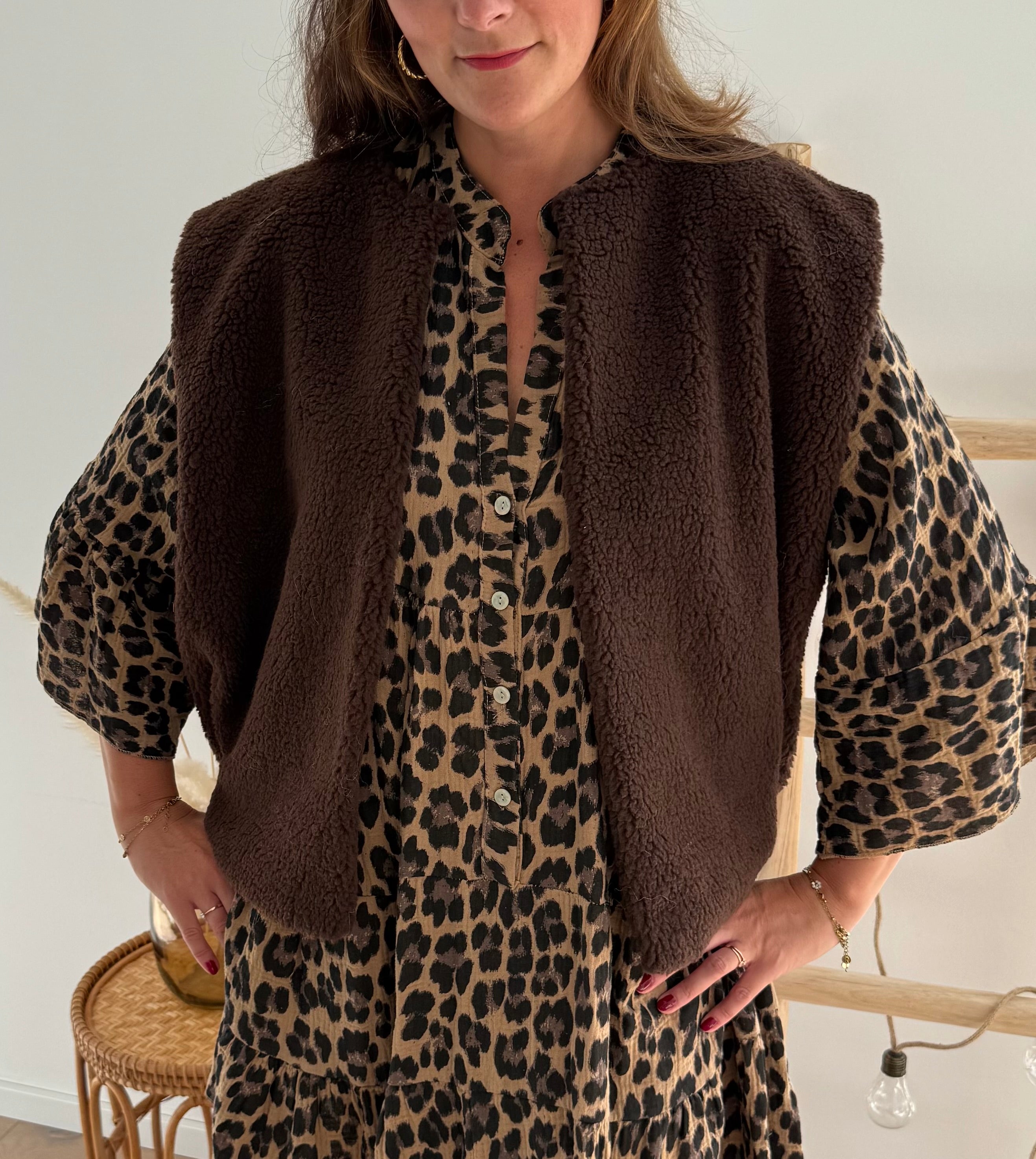 Kurzes locker fallendes Musselinkleid . 3/4 lange Arme im Trompetenschnitt. V- Ausschnitt mit Knopfleiste. Muster Leoprint in beige, braun, schwarz.