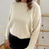 Strickpullover in beige mit Rundhalsausschnitt. Hinten wird der Pulli von Schleifen im Leoprint Muster zusammengehalten.