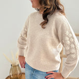 Beiger Strickpullover mit verspielten Blumenstickereien auf den Ärmeln in hellbeige.