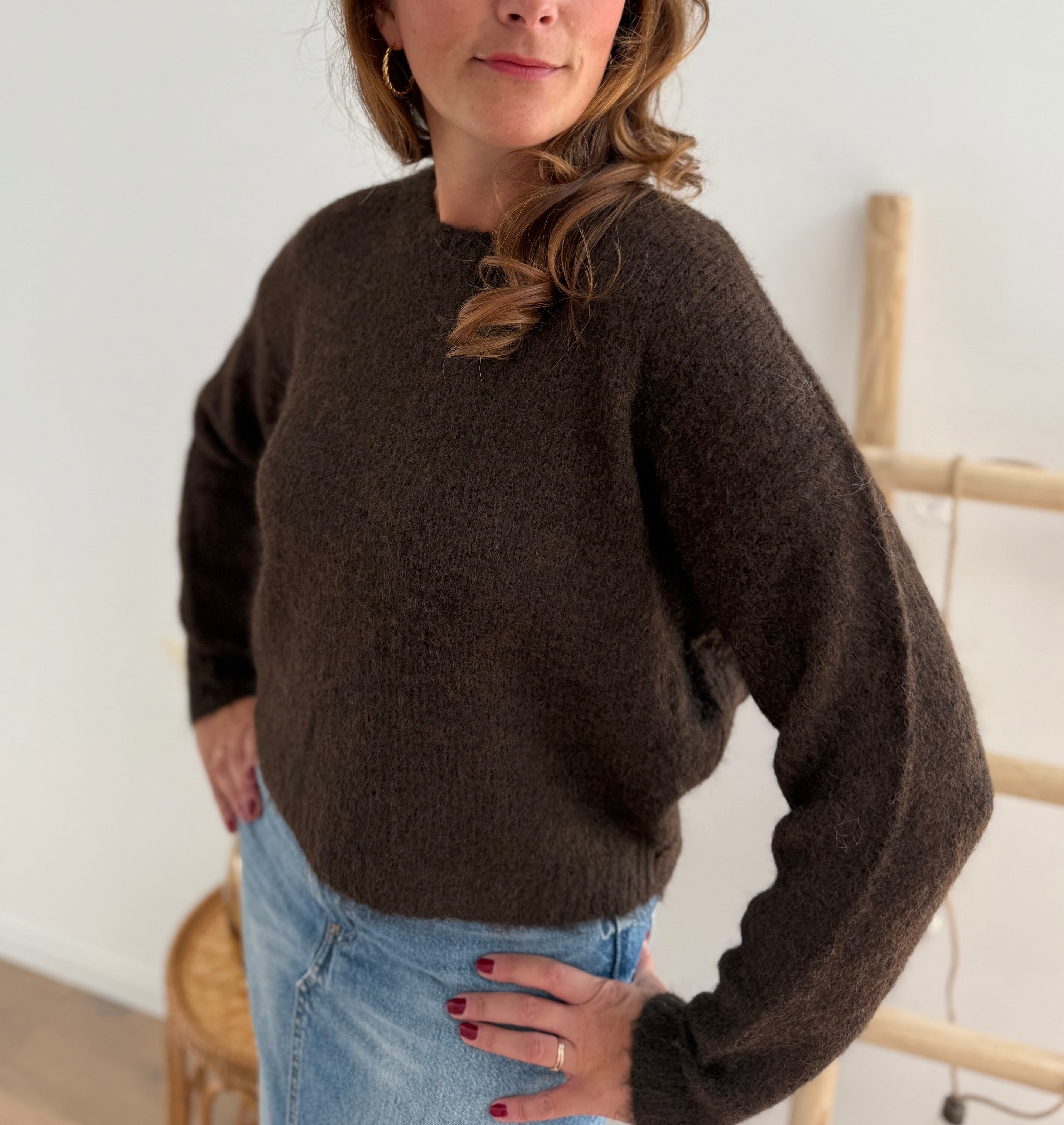 Strickpullover in braun mit Rundhalsausschnitt. Hinten wird der Pulli von Schleifen im Leoprint Muster zusammengehalten.