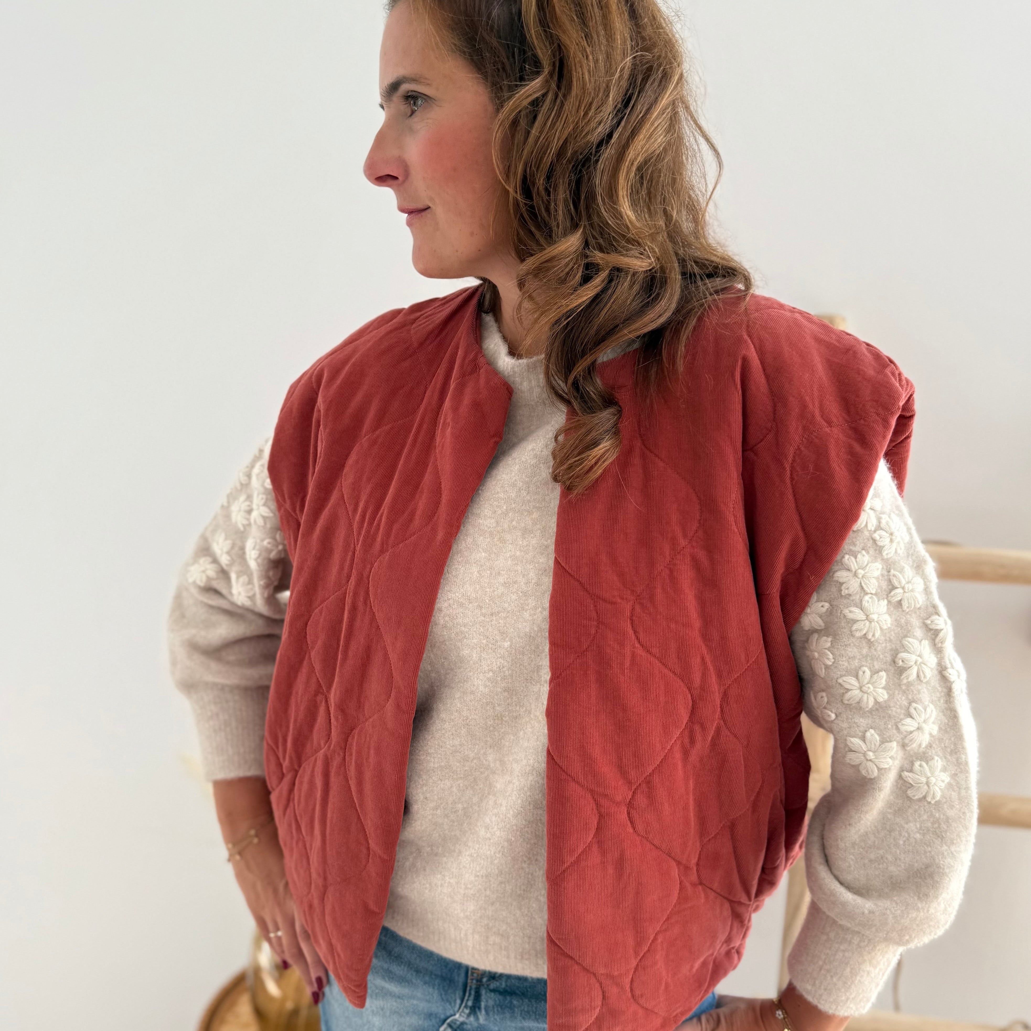 Herbstmode 2025 – Struktur, Farbe und Stilgefühl