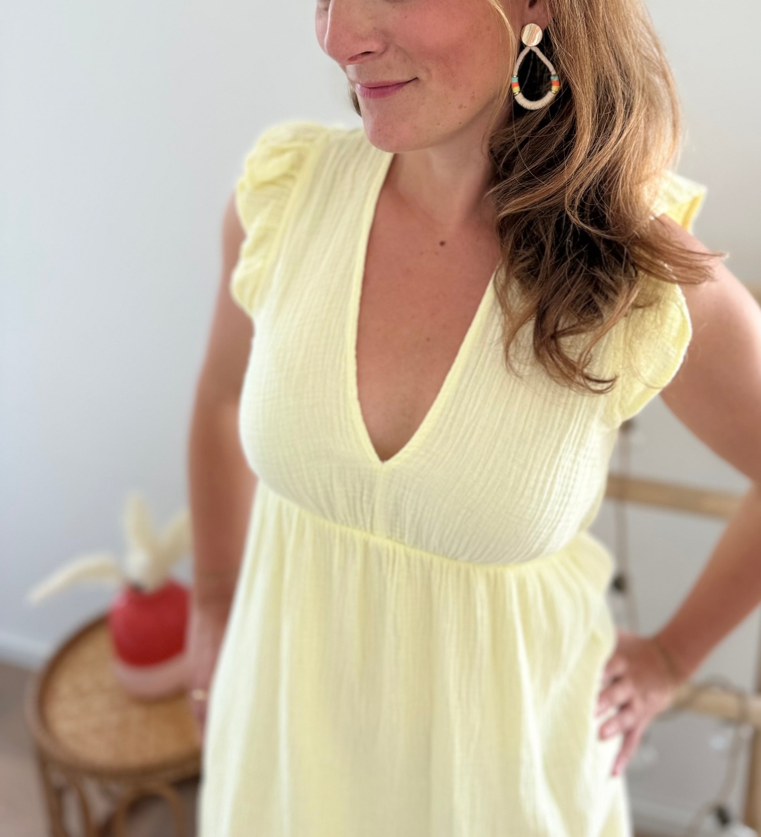 Musselinkleid in butter yellow mit schönem V Ausschnitt, Flügelärmeln und tiefem Rückenausschnitt.