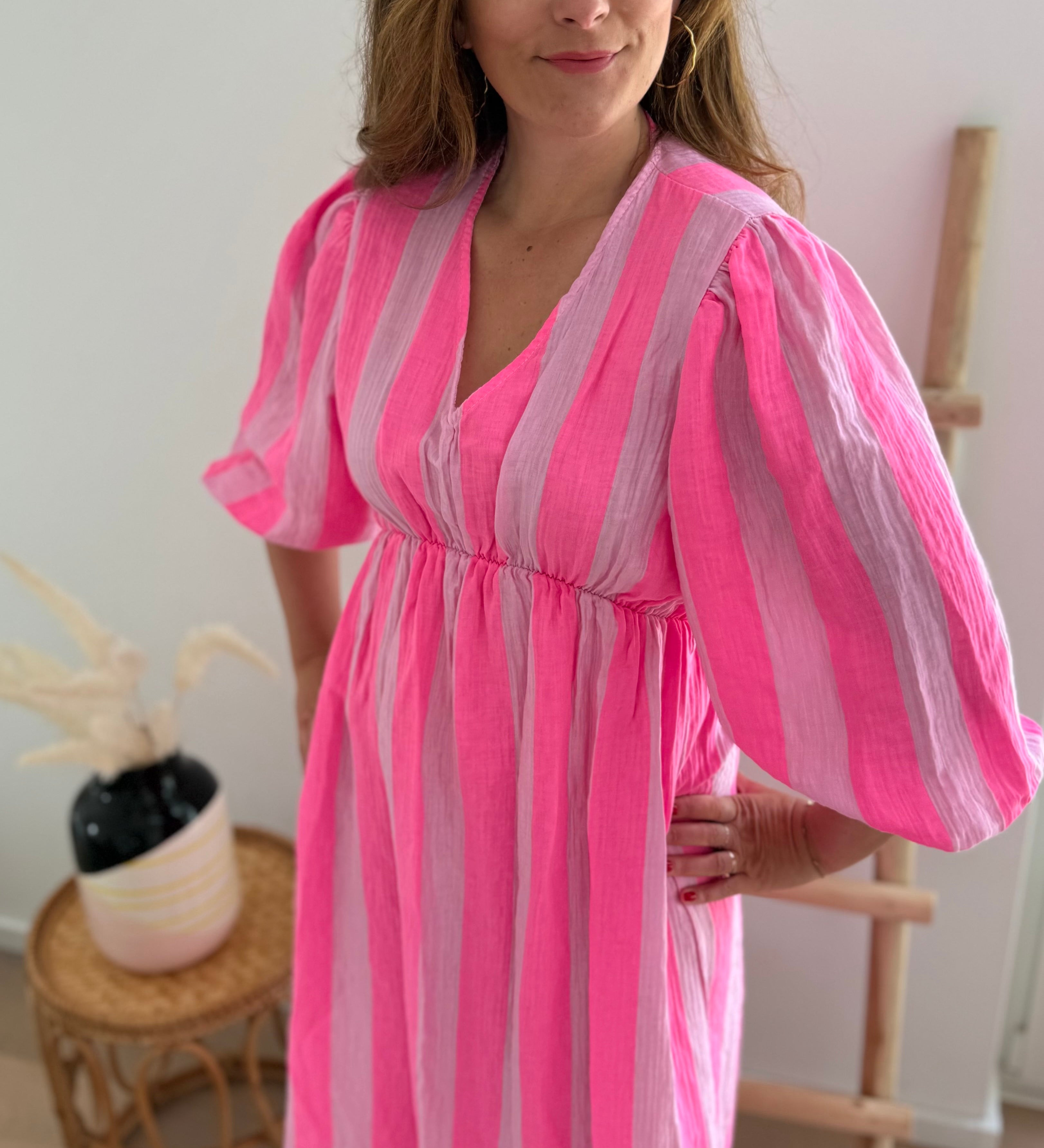 Leichtes Maxikleid mit wunderschönem lockeren Schnitt und 3/4 Armen. Mit Blockstreifen Muster in rosa pink.