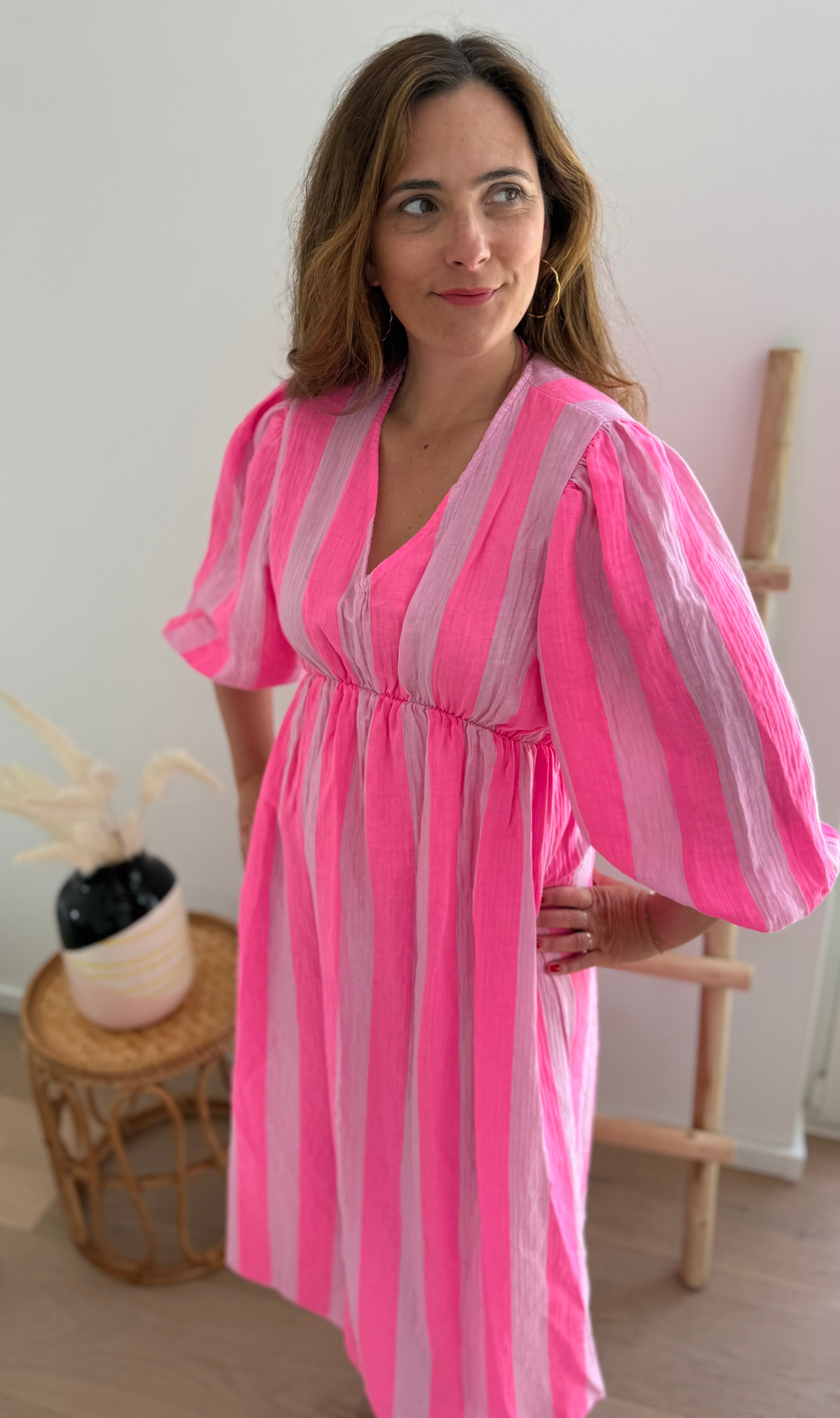 Leichtes Maxikleid mit wunderschönem lockeren Schnitt und 3/4 Armen. Mit Blockstreifen Muster in rosa pink.
