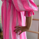 Leichtes Maxikleid mit wunderschönem lockeren Schnitt und 3/4 Armen. Mit Blockstreifen Muster in rosa pink.