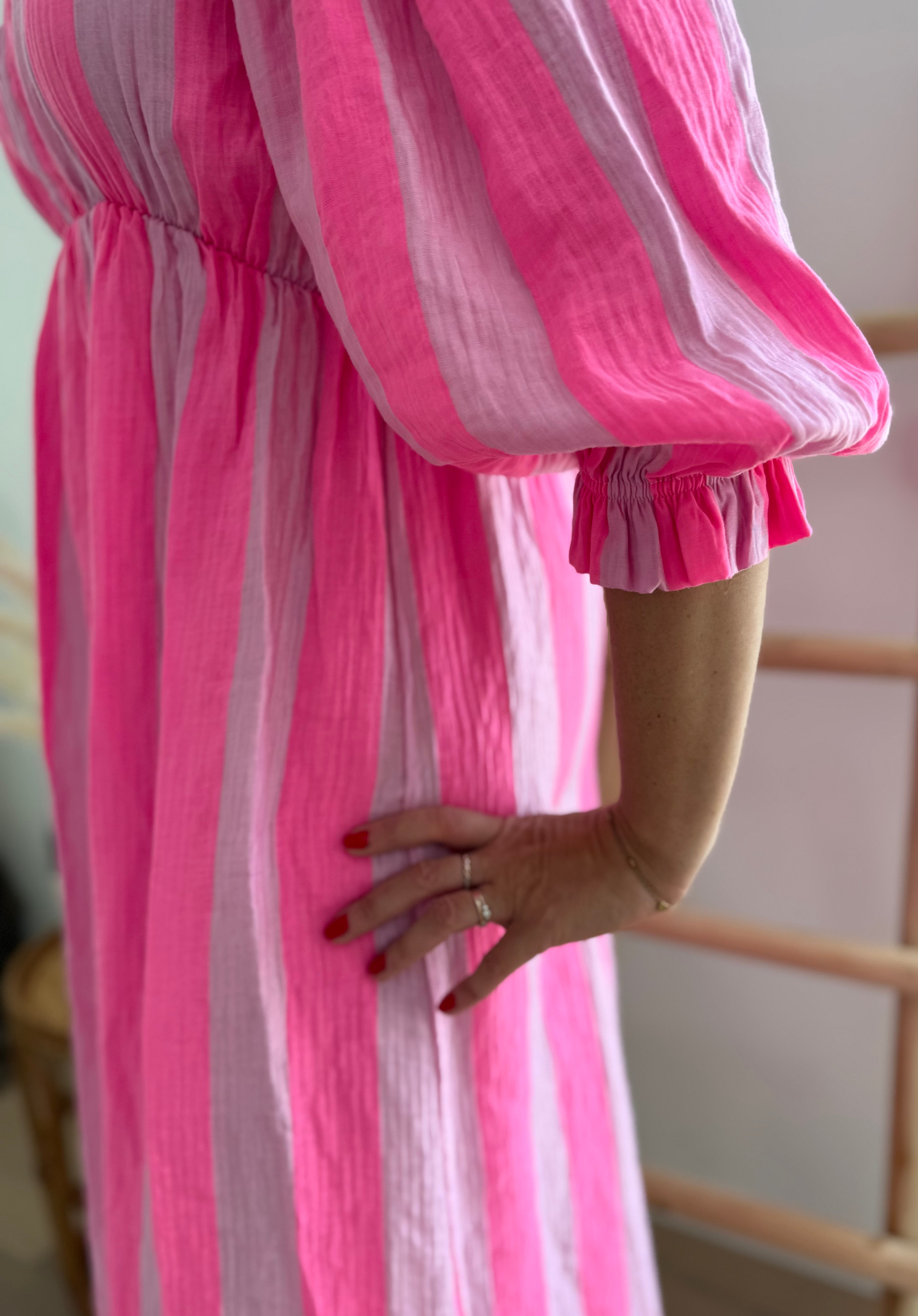 Leichtes Maxikleid mit wunderschönem lockeren Schnitt und 3/4 Armen. Mit Blockstreifen Muster in rosa pink.