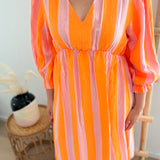 Leichtes Maxikleid mit wunderschönem lockeren Schnitt und 3/4 Armen. Mit Blockstreifen Muster in rosa orange.