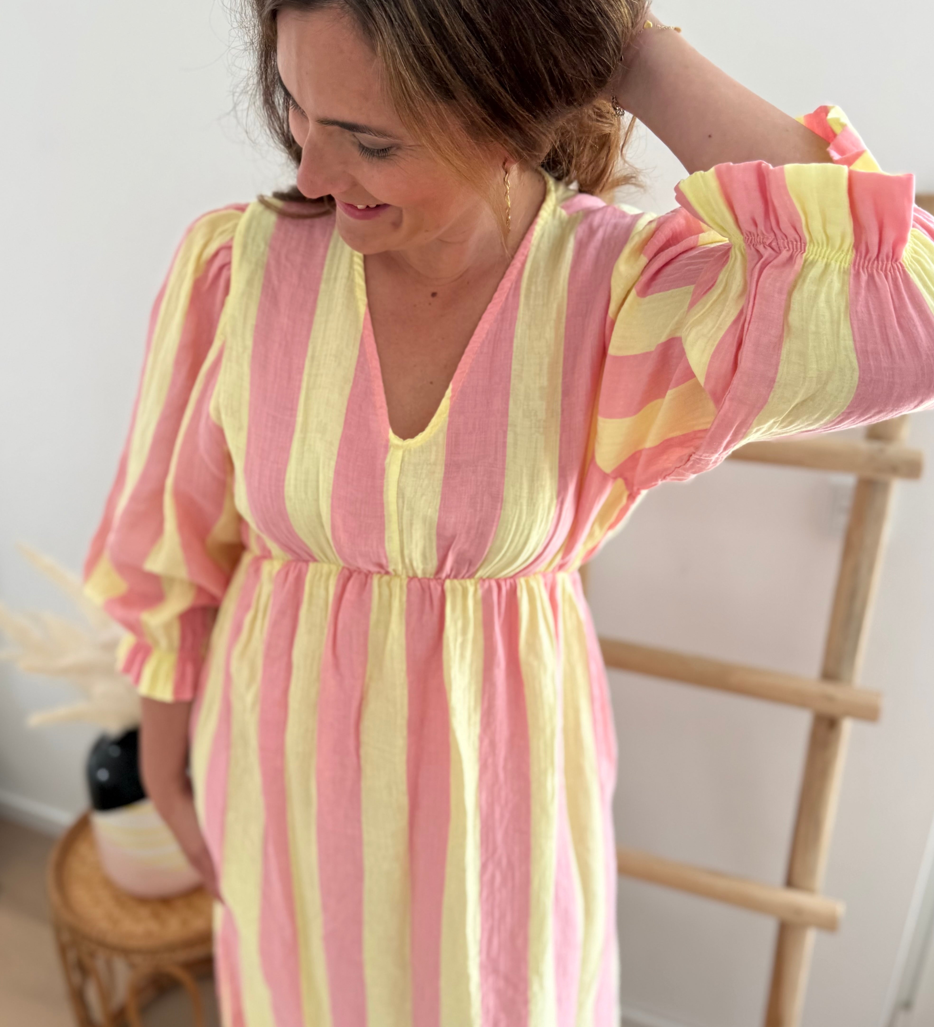 Leichtes Maxikleid mit wunderschönem lockeren Schnitt und 3/4 Armen. Mit Blockstreifen Muster in rosa gelb.
