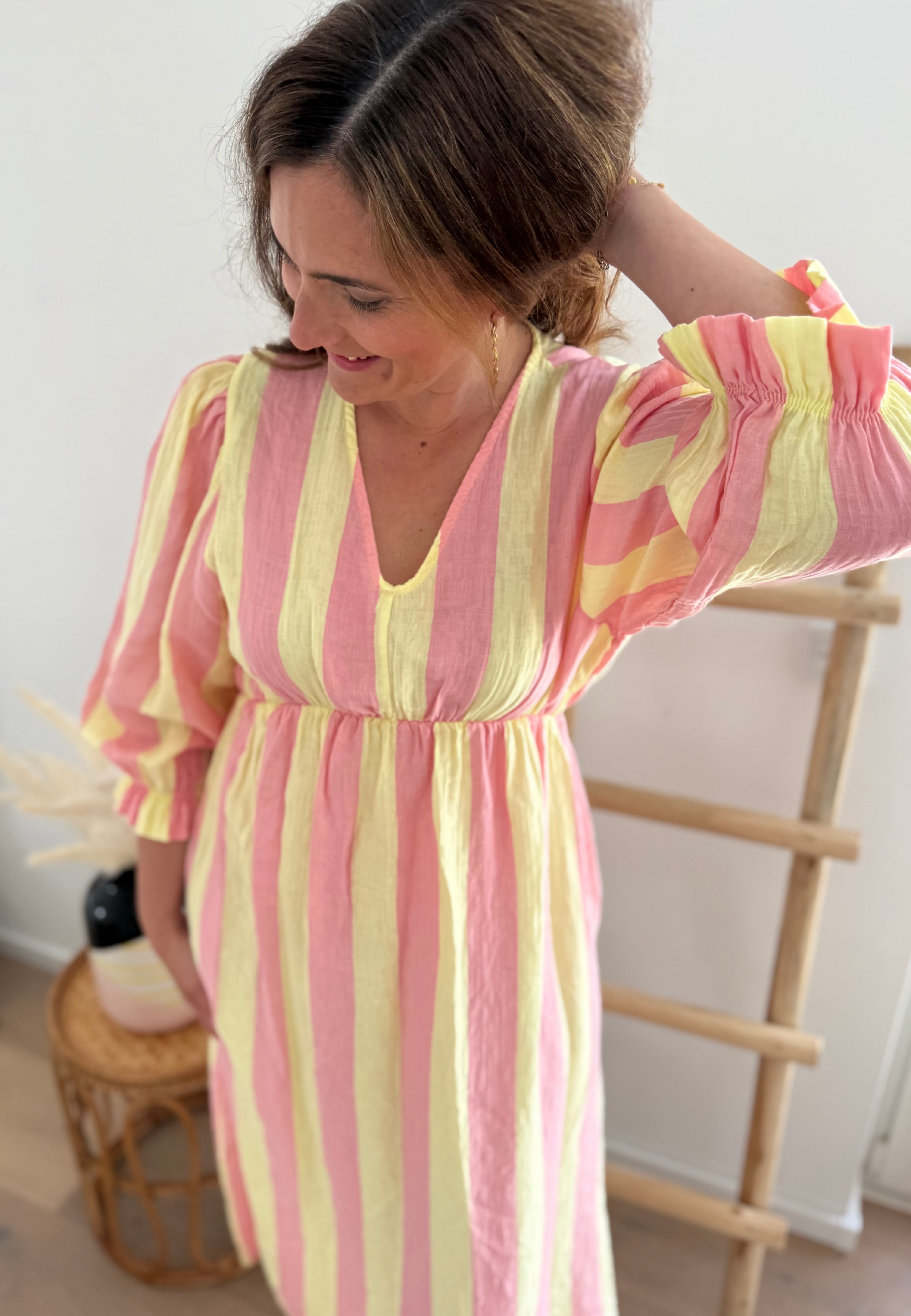 Leichtes Maxikleid mit wunderschönem lockeren Schnitt und 3/4 Armen. Mit Blockstreifen Muster in rosa gelb.