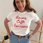Weißes T-Shirt mit Rundhals und Statement Print Amore, Caffe, Spiagga in rot.