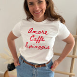Weißes T-Shirt mit Rundhals und Statement Print Amore, Caffe, Spiagga in rot.