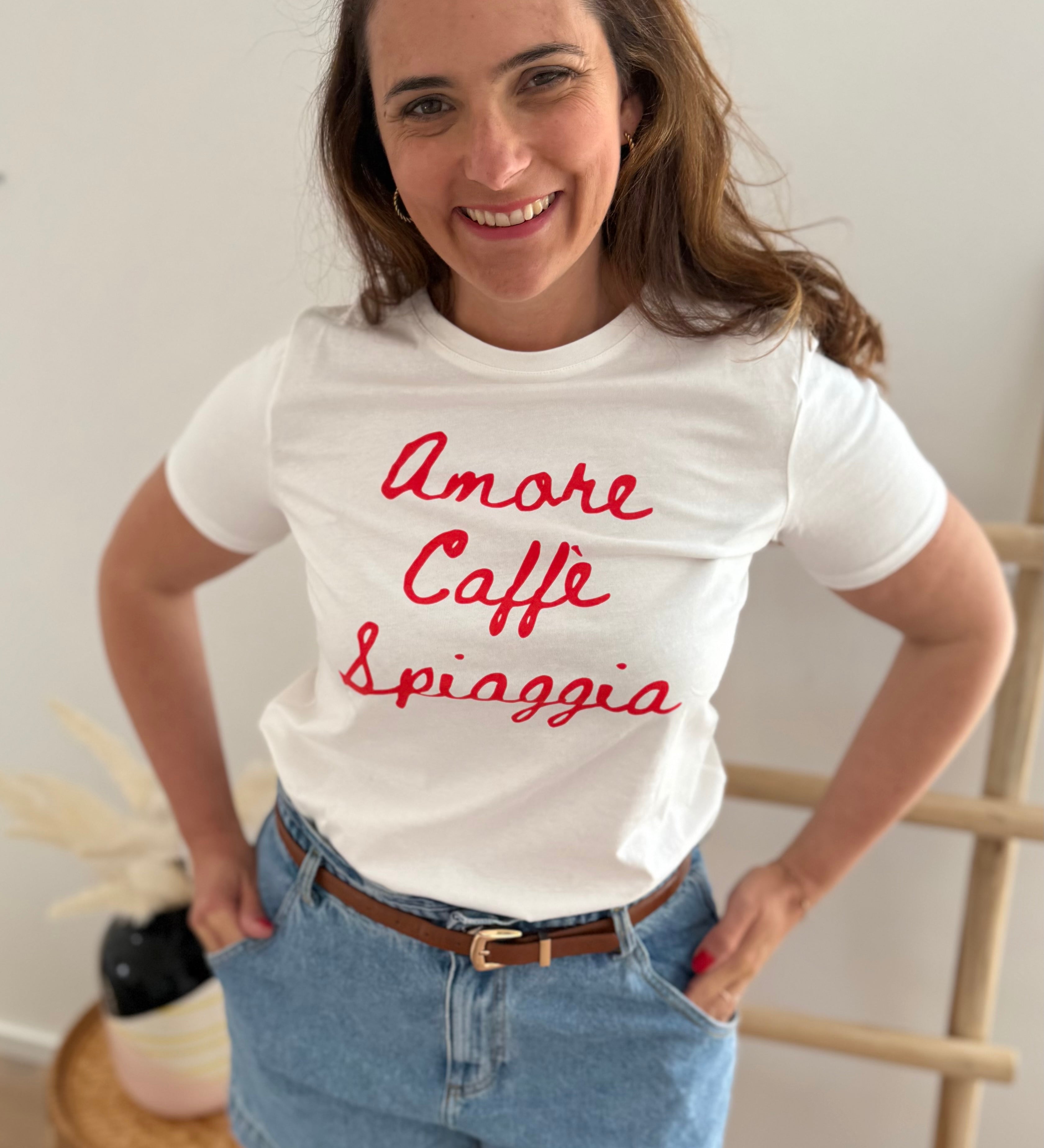 Weißes T-Shirt mit Rundhals und Statement Print Amore, Caffe, Spiagga in rot.
