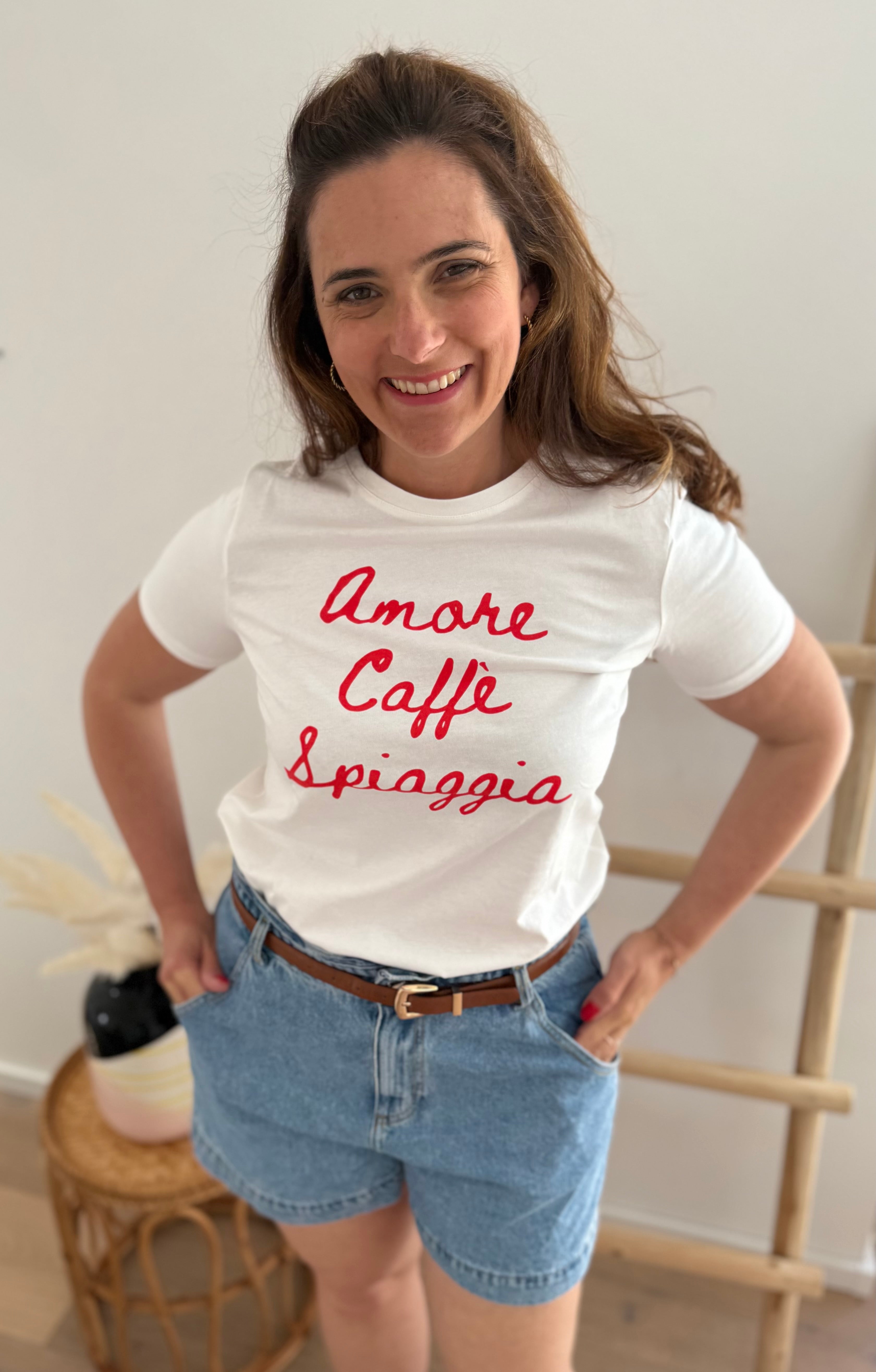 Weißes T-Shirt mit Rundhals und Statement Print Amore, Caffe, Spiagga in rot.