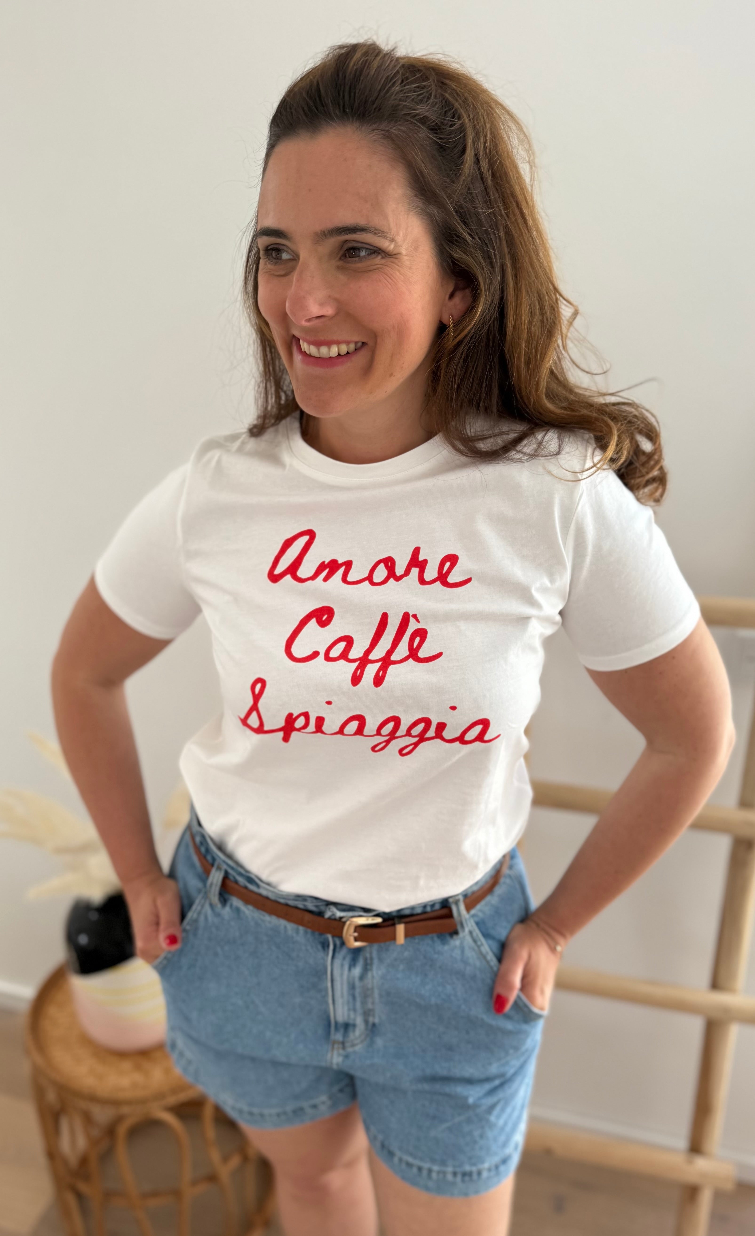 Weißes T-Shirt mit Rundhals und Statement Print Amore, Caffe, Spiagga in rot.