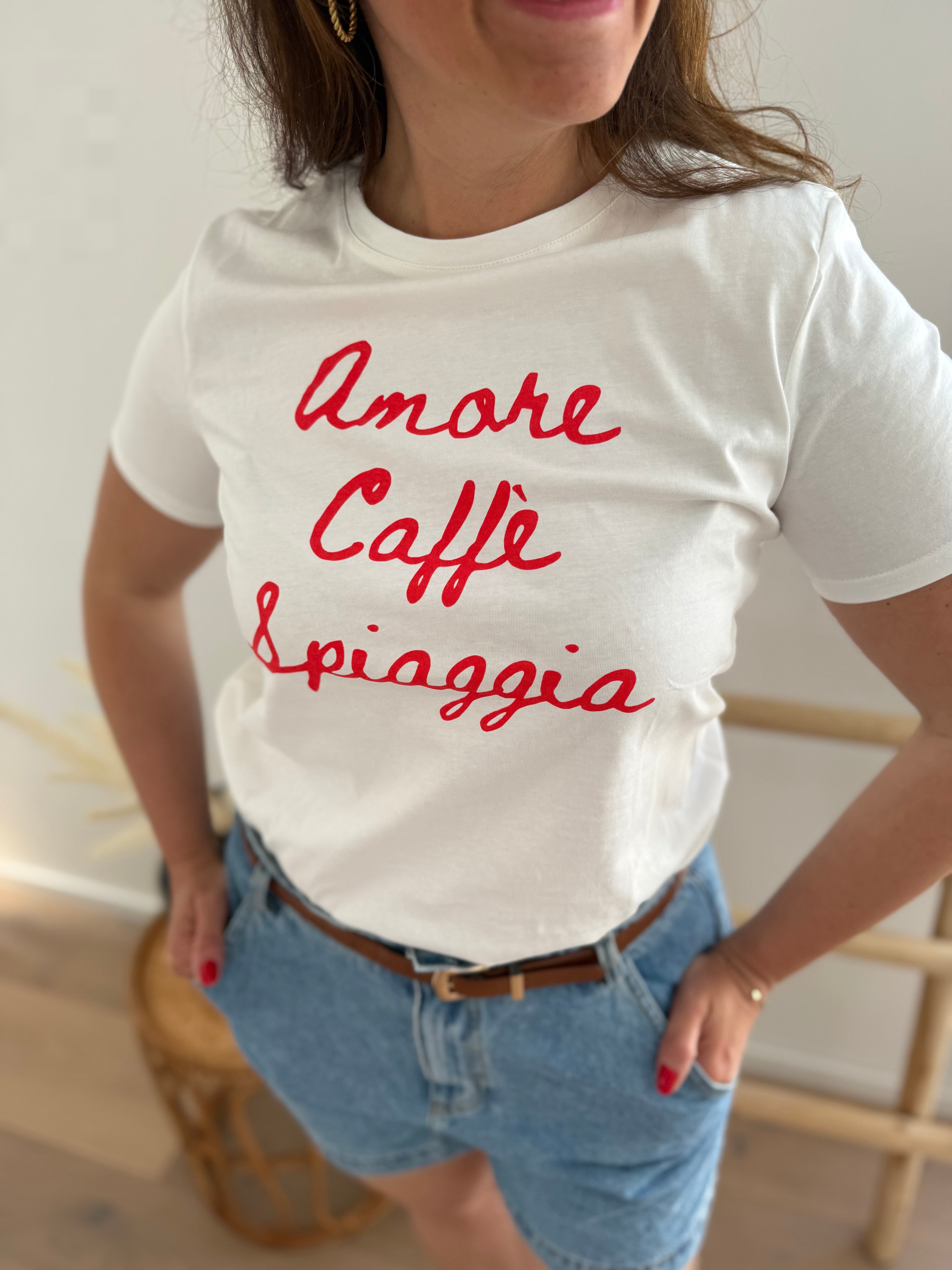 Weißes T-Shirt mit Rundhals und Statement Print Amore, Caffe, Spiagga in rot.