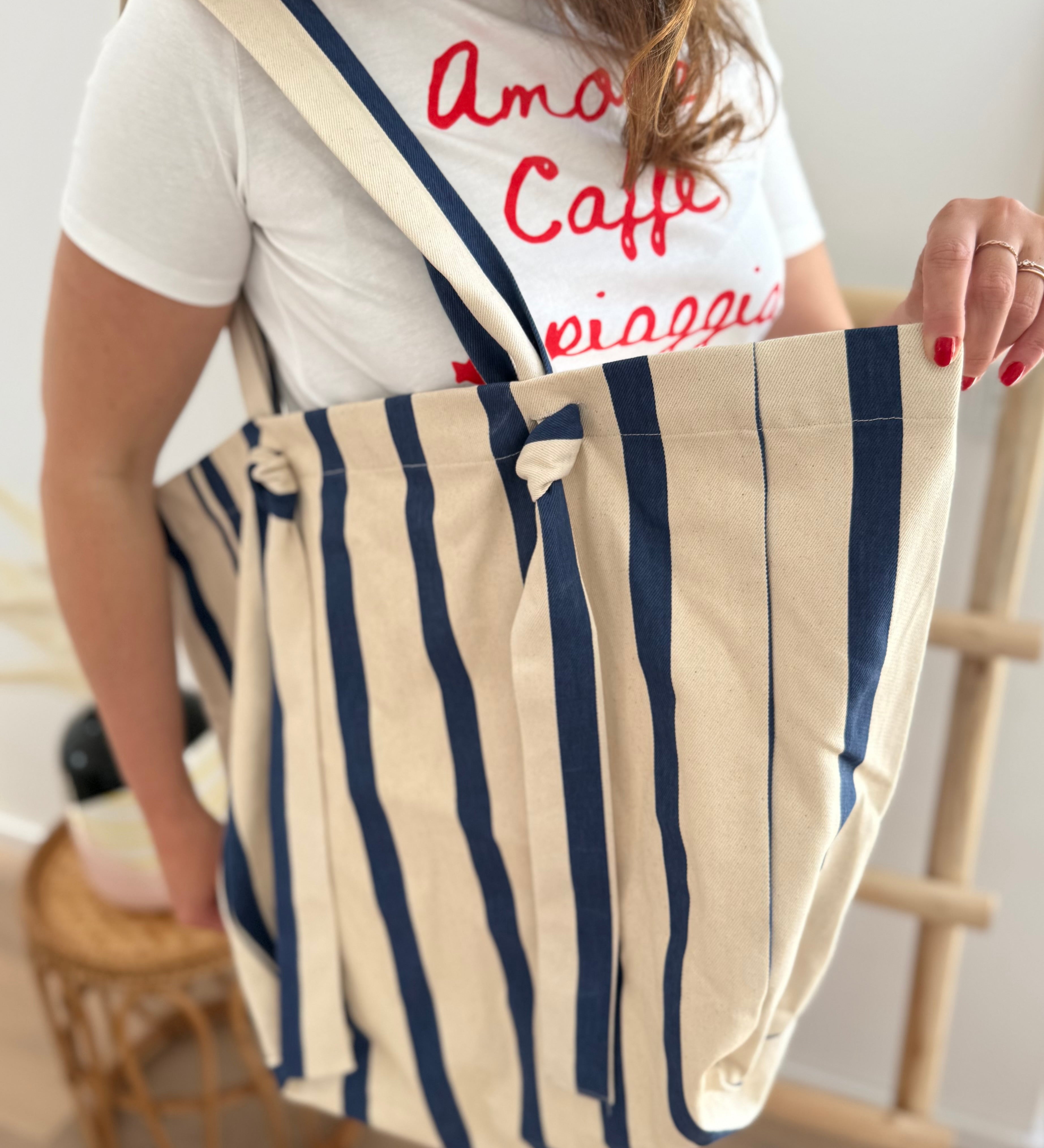 Große Shopperbag aus strapazierfähigem Denim Material in blau beige gestreift