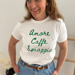 Weißes T-Shirt mit Rundhals und Statement Print Amore, Caffe, Spiagga in grün.