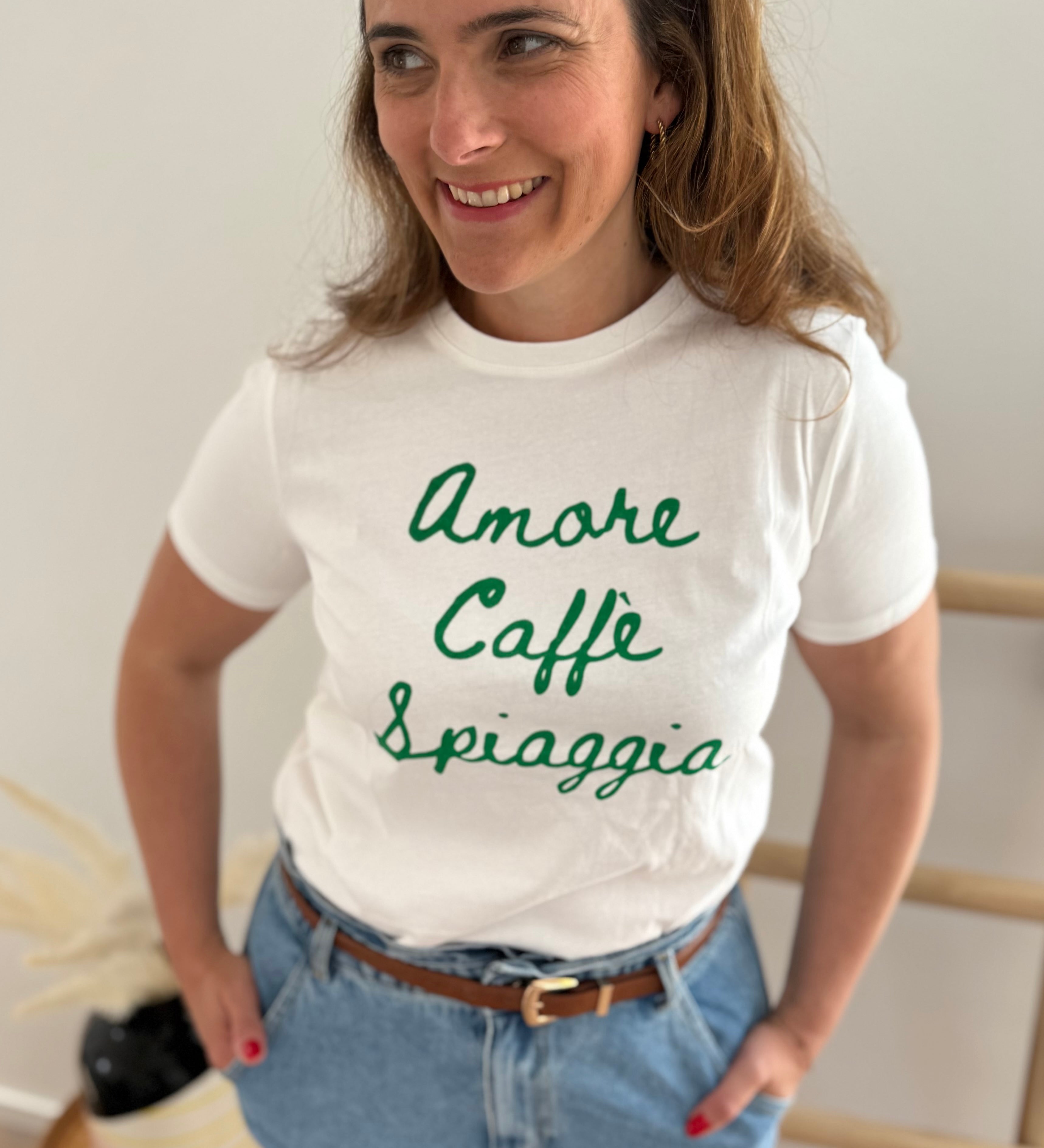 Weißes T-Shirt mit Rundhals und Statement Print Amore, Caffe, Spiagga in grün.