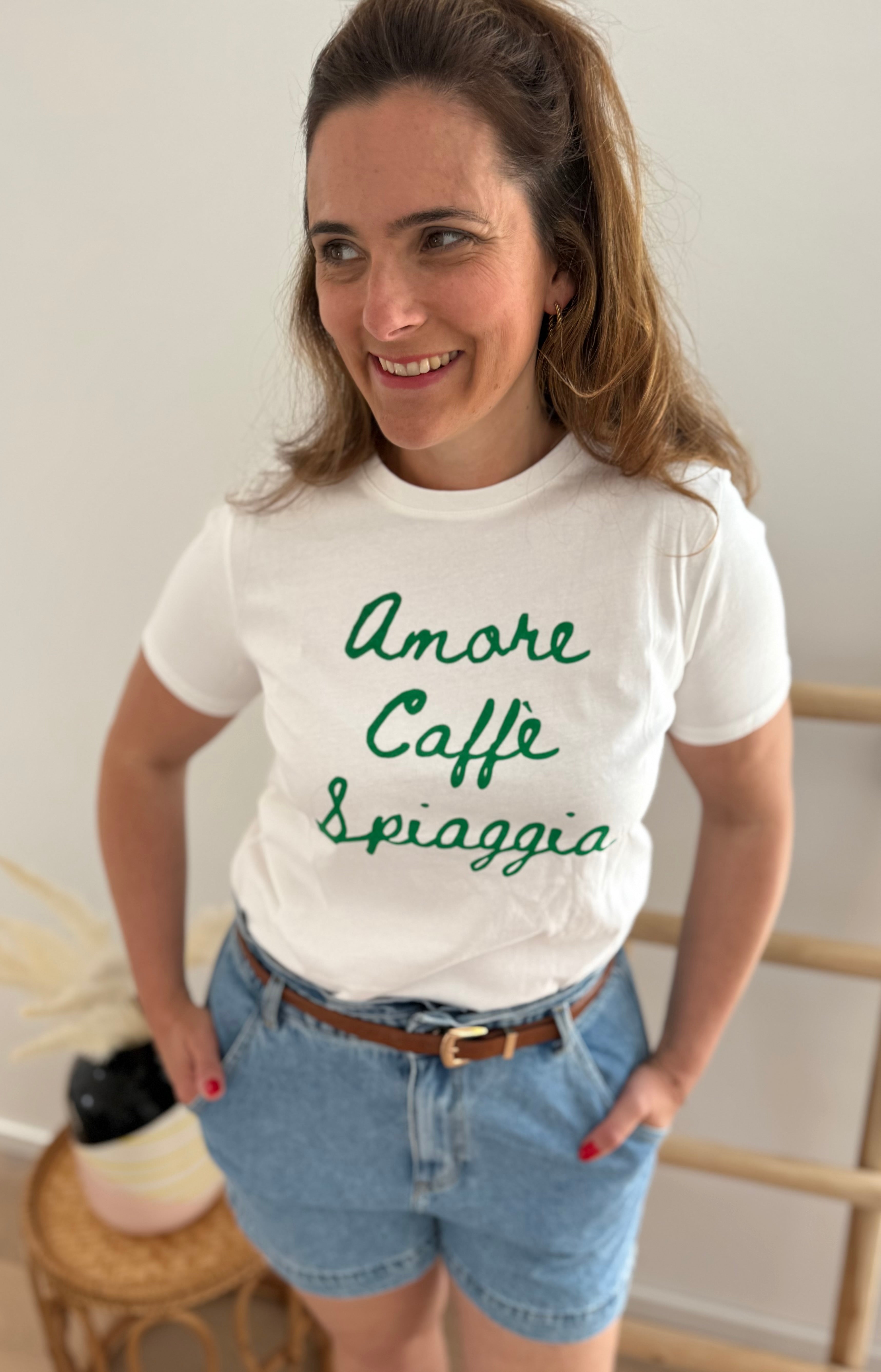 Weißes T-Shirt mit Rundhals und Statement Print Amore, Caffe, Spiagga in grün.