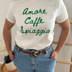 Weißes T-Shirt mit Rundhals und Statement Print Amore, Caffe, Spiagga in grün.