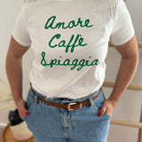 Weißes T-Shirt mit Rundhals und Statement Print Amore, Caffe, Spiagga in grün.