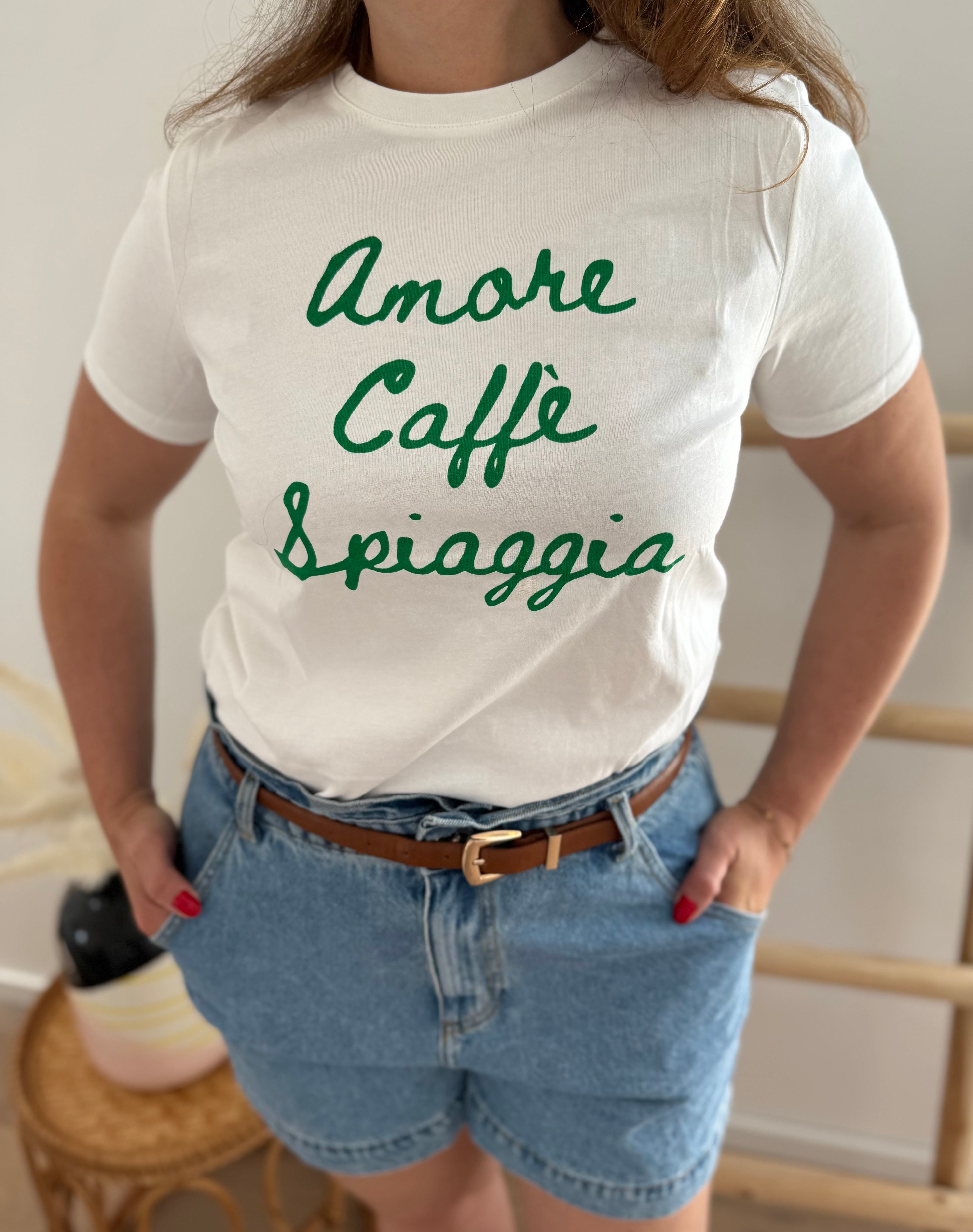 Weißes T-Shirt mit Rundhals und Statement Print Amore, Caffe, Spiagga in grün.