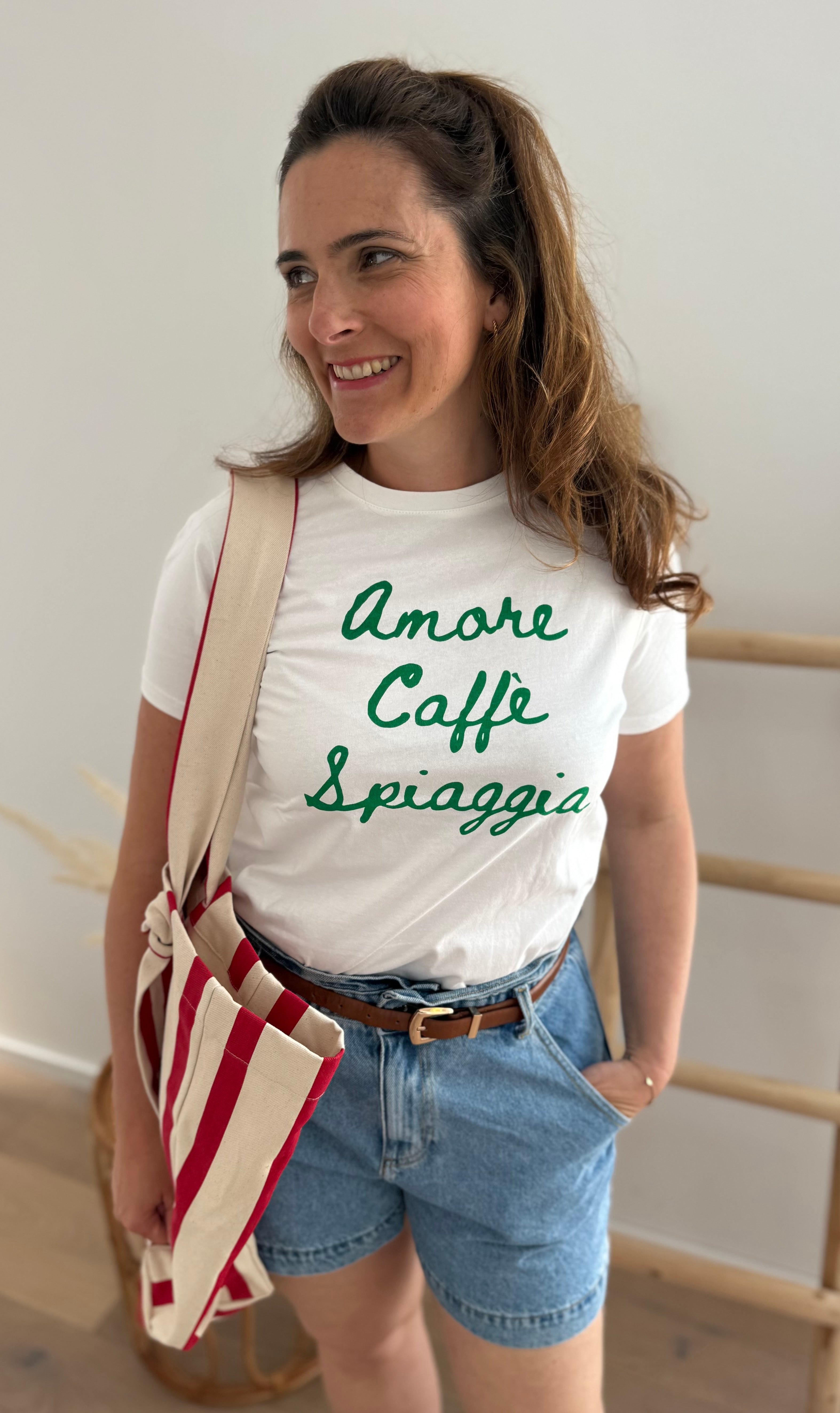 Weißes T-Shirt mit Rundhals und Statement Print Amore, Caffe, Spiagga in grün.