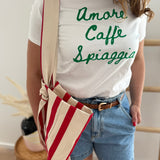 Weißes T-Shirt mit Rundhals und Statement Print Amore, Caffe, Spiagga in grün.