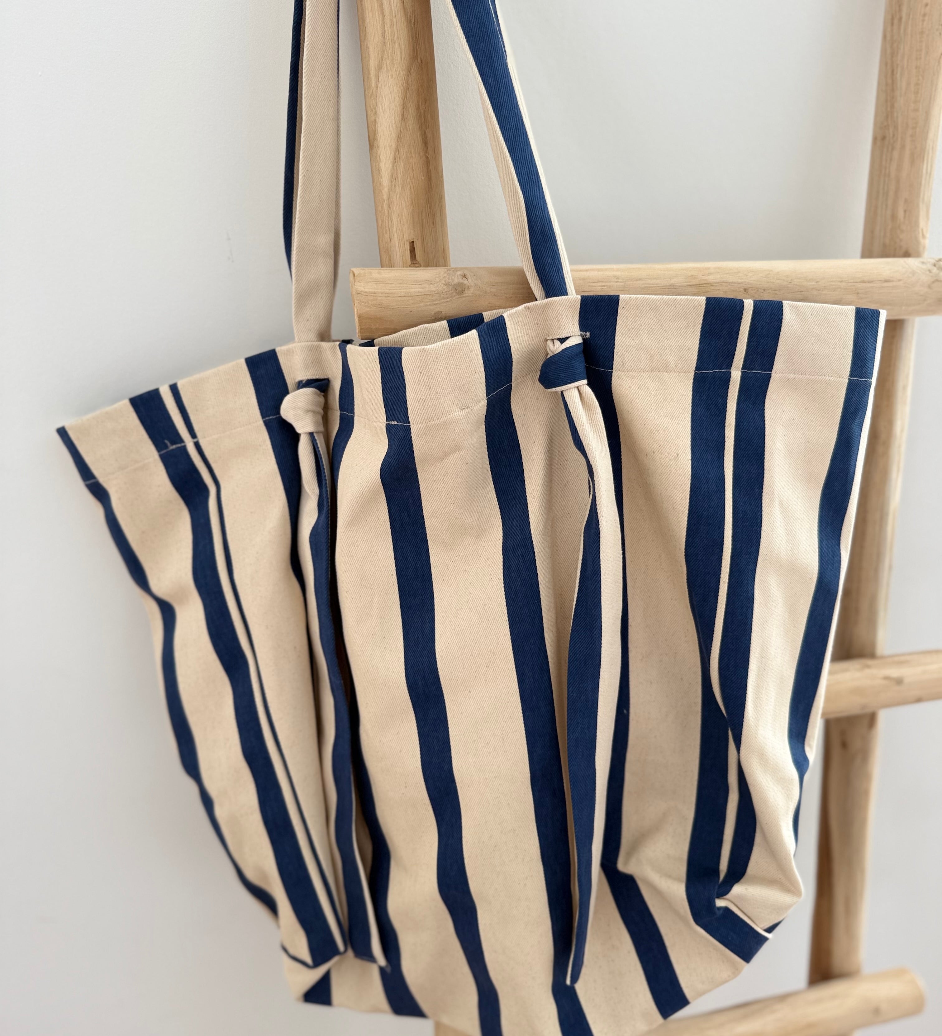Große Shopperbag aus strapazierfähigem Denim Material in blau beige gestreift
