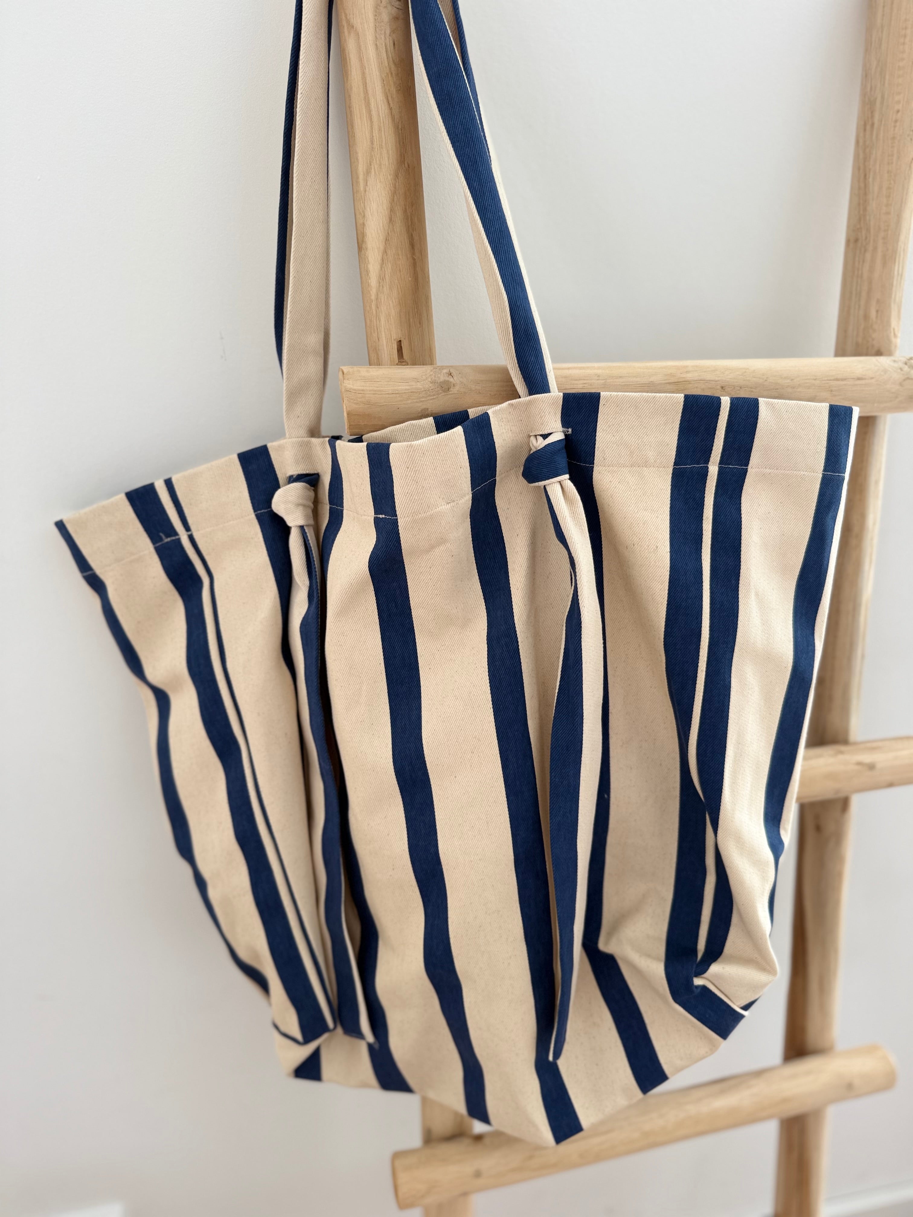 Große Shopperbag aus strapazierfähigem Denim Material in blau beige gestreift