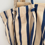 Große Shopperbag aus strapazierfähigem Denim Material in blau beige gestreift