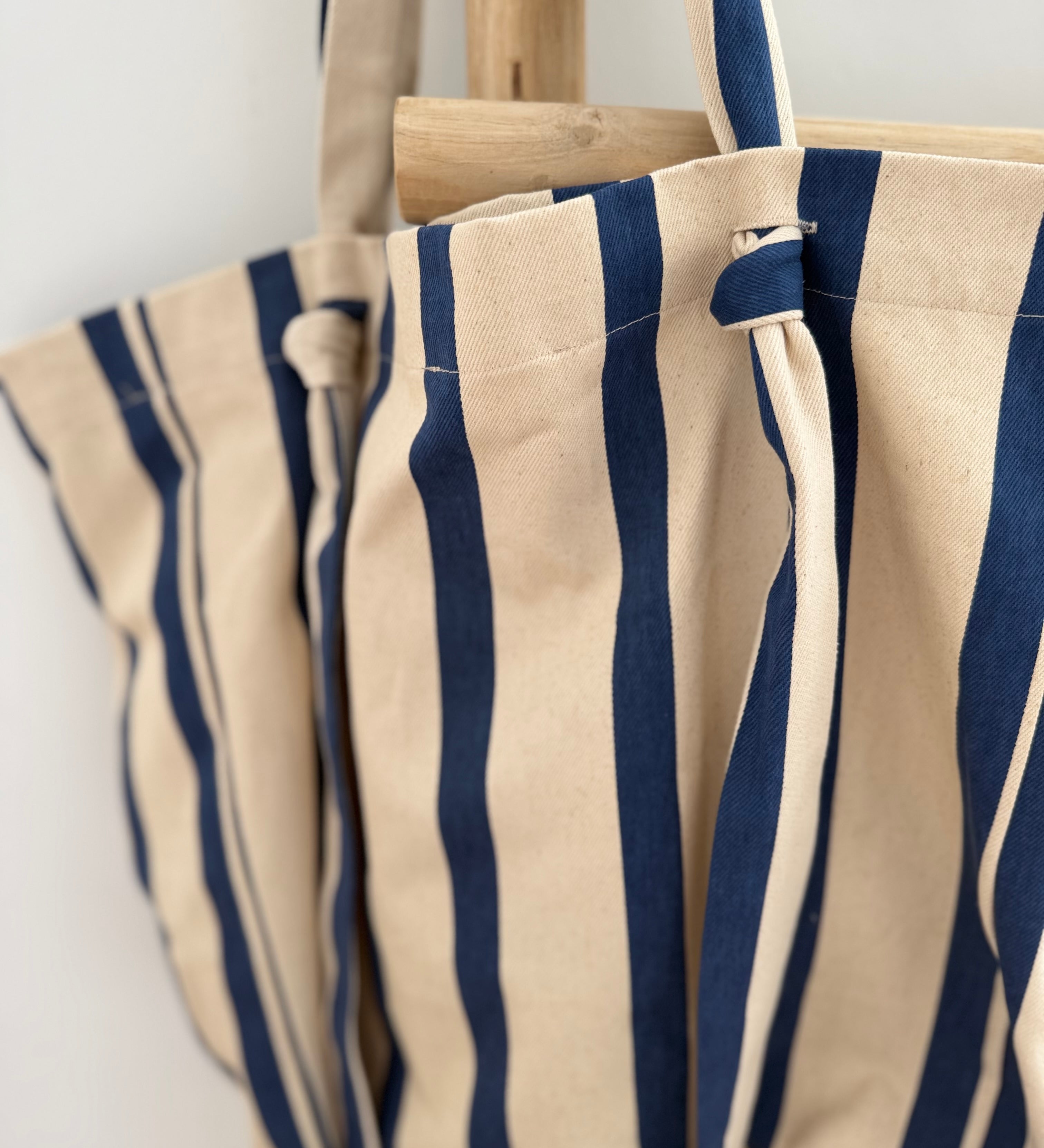 Große Shopperbag aus strapazierfähigem Denim Material in blau beige gestreift
