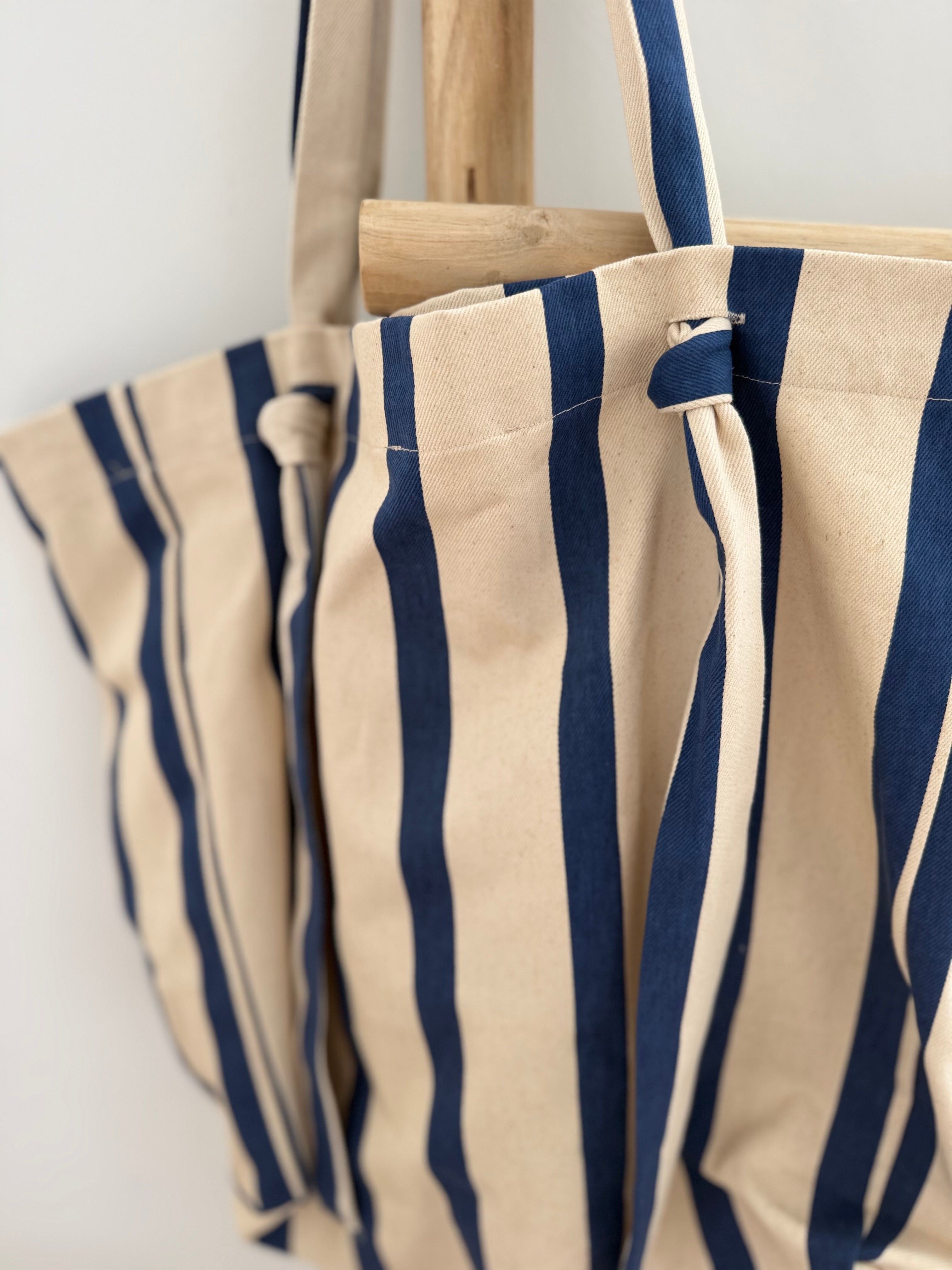 Große Shopperbag aus strapazierfähigem Denim Material in blau beige gestreift