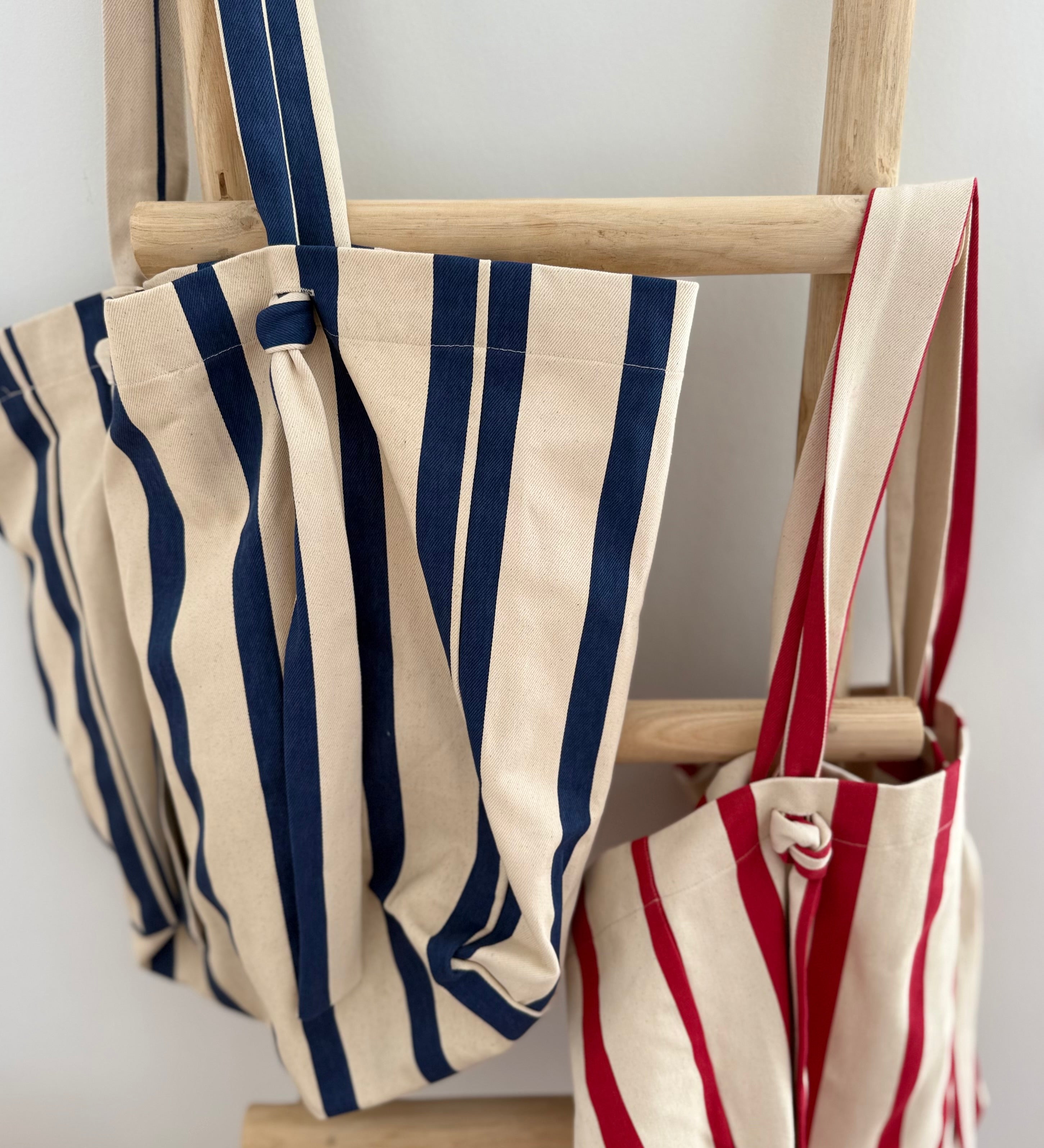 Große Shopperbag aus strapazierfähigem Denim Material in blau beige und rot beige gestreift