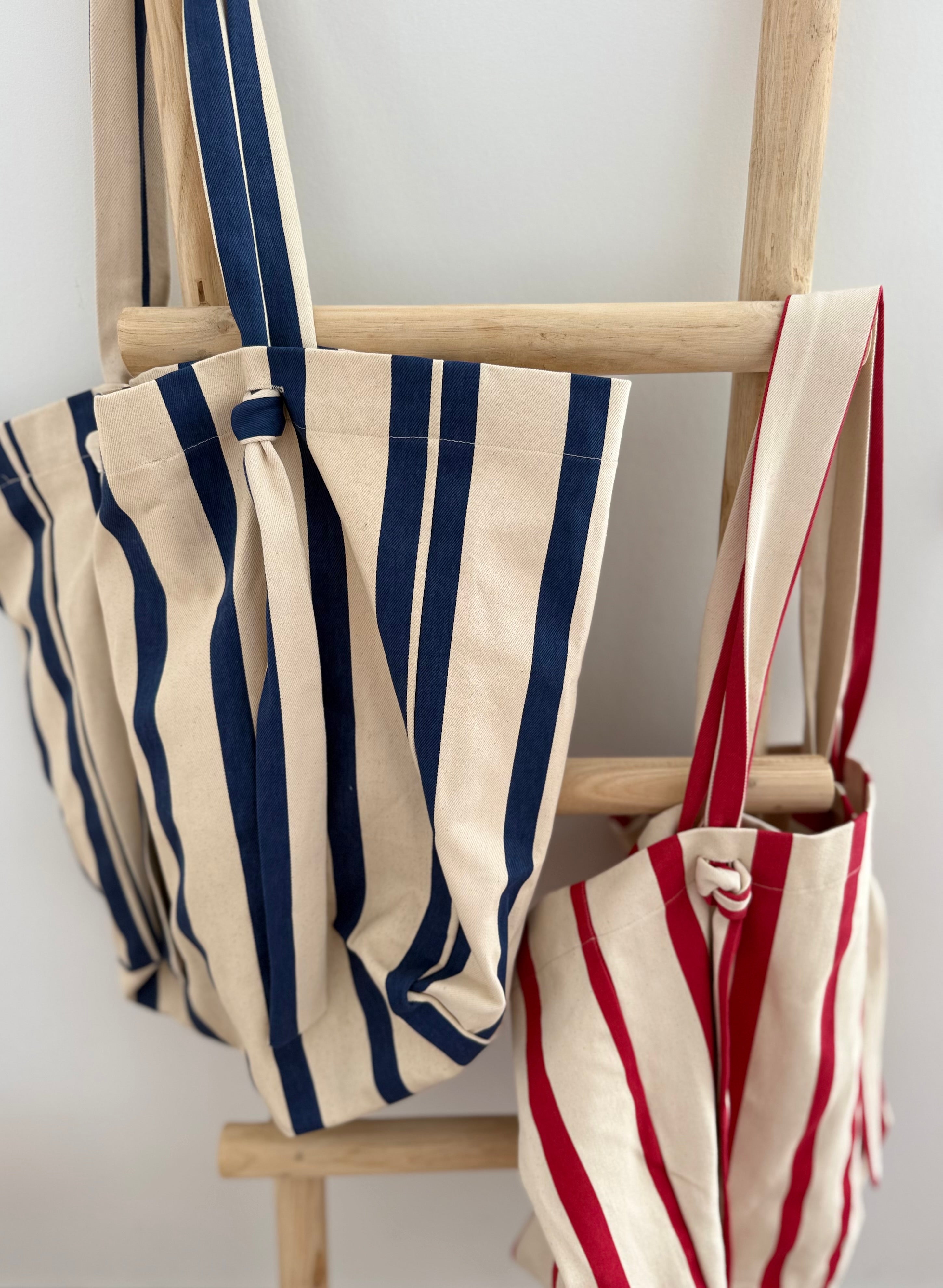 Große Shopperbag aus strapazierfähigem Denim Material in blau beige und rot beige gestreift