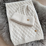 Beiges Schal & Mütze Set aus geflochtenem Strick mit kleiner goldenen Herzapplikation.