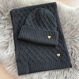 Schwarzes Schal & Mütze Set aus geflochtenem Strick mit kleiner goldenen Herzapplikation.