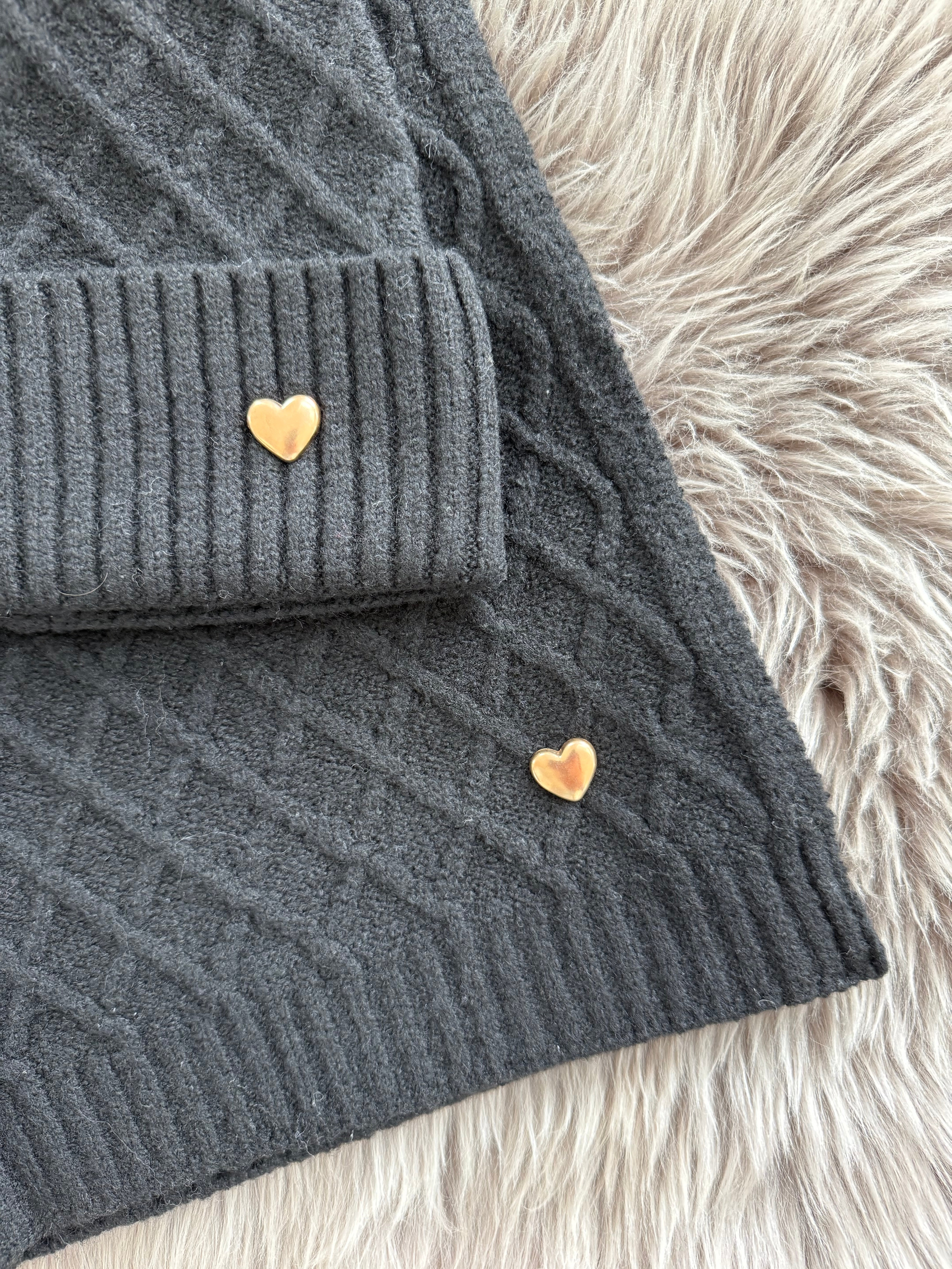 Schwarzes Schal & Mütze Set aus geflochtenem Strick mit kleiner goldenen Herzapplikation.