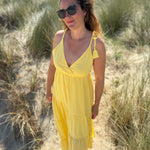 Langes leichtes Maxikleid in strahlendem gelb. Das Kleid hat einen V Ausschnitt und Spaghettiträger zum binden. 