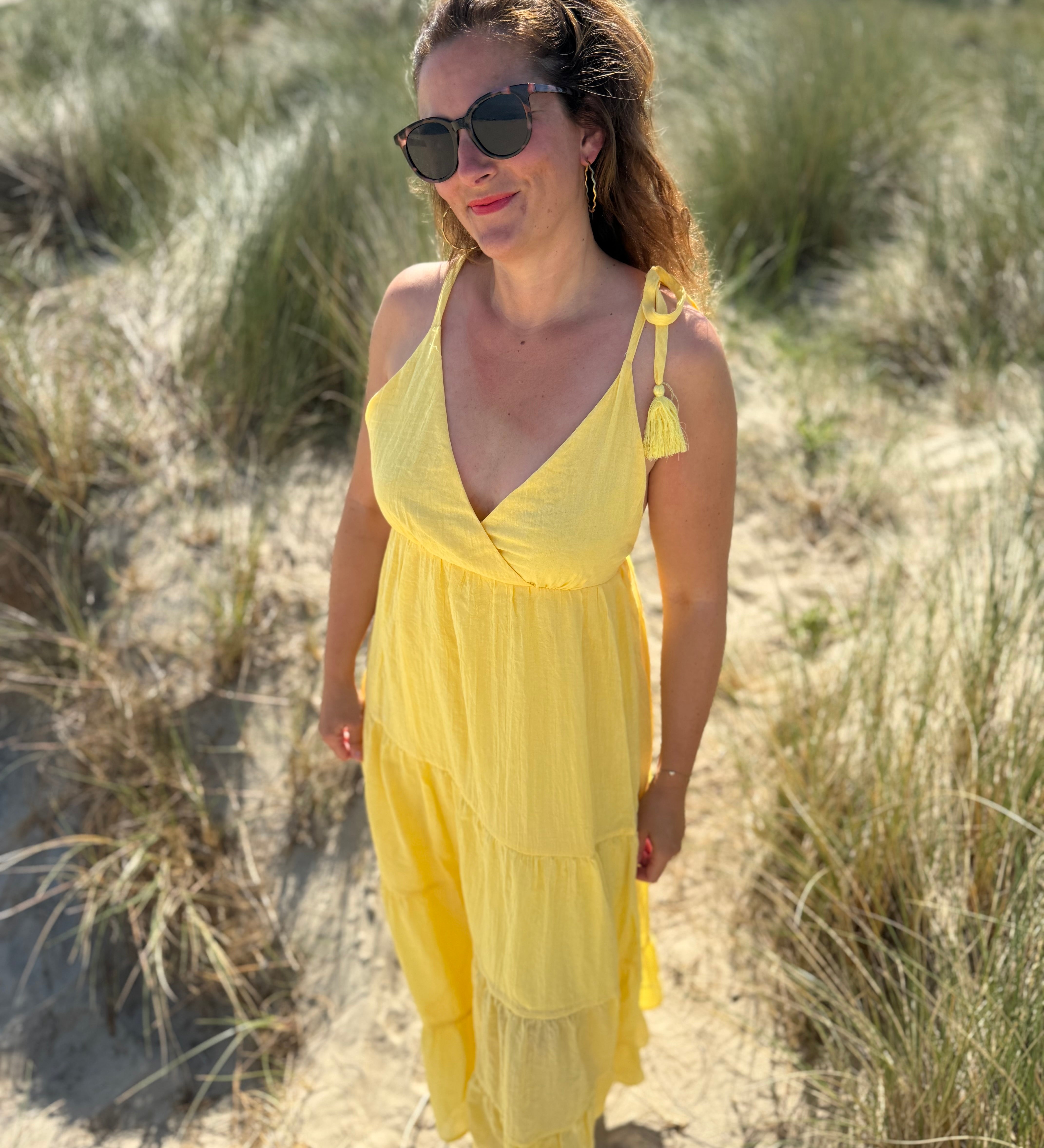 Langes leichtes Maxikleid in strahlendem gelb. Das Kleid hat einen V Ausschnitt und Spaghettiträger zum binden. 