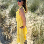 Langes leichtes Maxikleid in strahlendem gelb. Das Kleid hat einen V Ausschnitt und Spaghettiträger zum binden. 