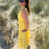 Langes leichtes Maxikleid in strahlendem gelb. Das Kleid hat einen V Ausschnitt und Spaghettiträger zum binden. 